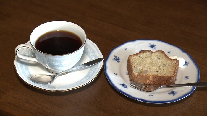 店で提供しているブレンドコーヒーとバナナパウンドケーキ