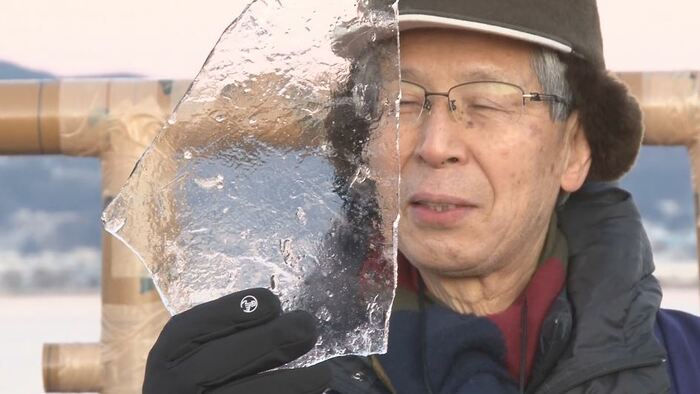 諏訪湖の氷を手にする宮坂清宮司