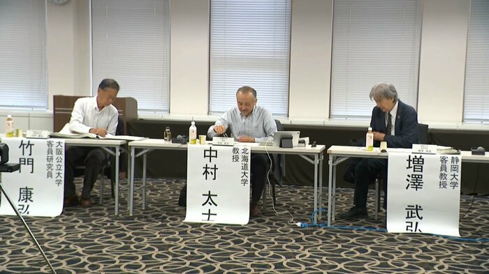 有識者会議の中村座長(真ん中)