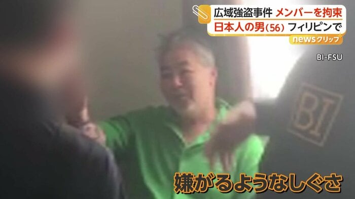 通訳らに嫌がるようなしぐさを見せる井上容疑者