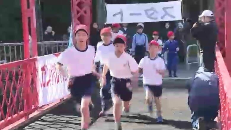 「きょうの走りは100点」小学生が持久走に挑戦　国の重要文化財「めがね橋」をスタート　北九州市の河内小学校　福岡｜FNNプライムオンライン