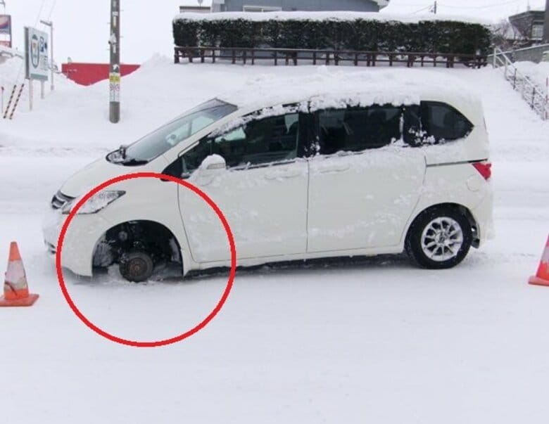「カタカタと異音がした」走行中の乗用車の左前輪からタイヤ脱落＿運転手は気付かず100メートルほど走行＿接触事故やケガ人なし＿11月ごろ業者で冬タイヤ交換＜北海道北広島市＞｜FNNプライムオンライン