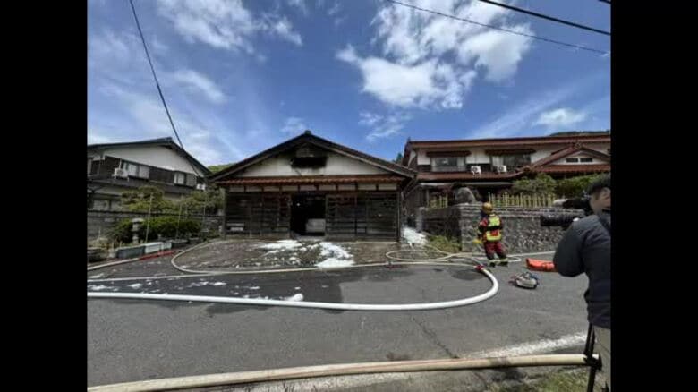 枯れ葉を燃やした火が…倉庫と車3台が全焼　消火後にいったん離れた時に「ボン」というと音（鳥取）｜FNNプライムオンライン