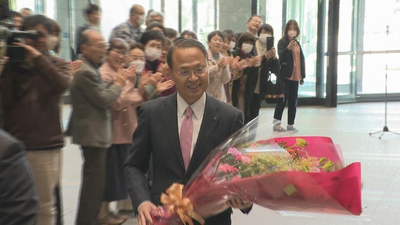 拍手に包まれた初登庁！山野新知事が語る「まっすぐ県民目線」の正体とは｜FNNプライムオンライン