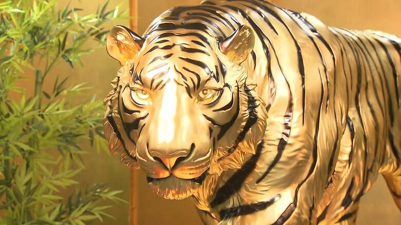 ウクライナ情勢受け金価格が高騰…デパートの「大黄金展」で全長2mの「黄金の虎」展示も｜FNNプライムオンライン