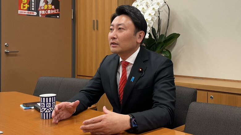 “政治嫌いな母”に出馬の決断は事後報告　「除排雪」の重要性を訴える髙橋祐介議員(45)【永田町バトン】｜FNNプライムオンライン
