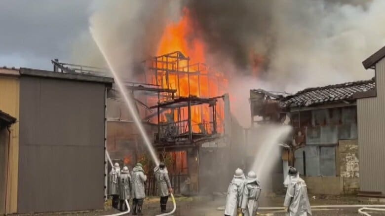 富山県高岡市の7棟燃えた火災、84歳男性とは依然連絡取れず　強風にあおられ燃え広がる　警察と消防が出火原因調べる｜FNNプライムオンライン