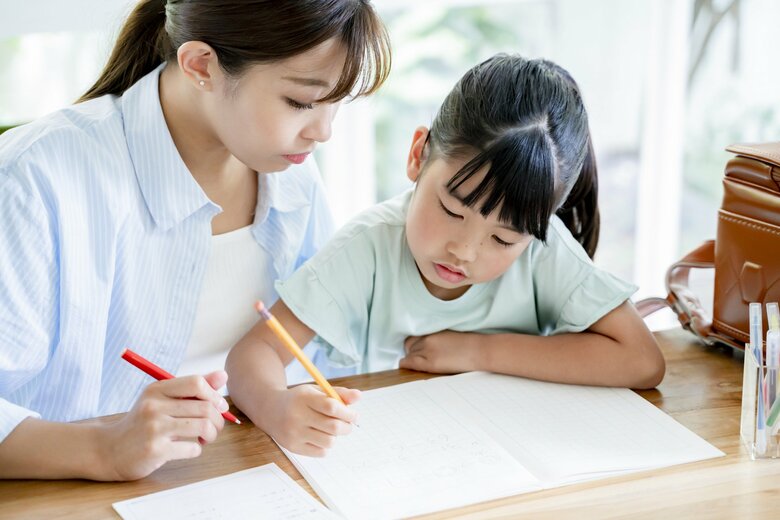 【夏休みの過ごし方意識調査】夏休みは学童・祖父母・シフト調整の『綱渡り』、学習サポートは親の直接指導が55%