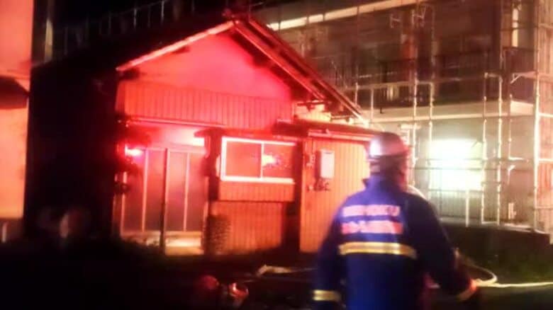 「台所から白い煙が上がっている」住人が通報　あわら温泉の中心部で火災　住宅1棟が全焼　けが人なし｜FNNプライムオンライン