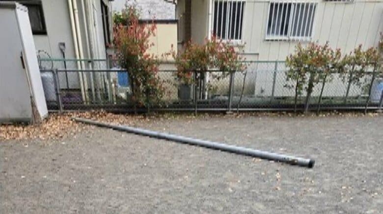 公園で“謎”の金属ポールが折れて小学生が骨折のケガ　重さ23キロで根元腐食も設置者も目的も不明　川崎市｜FNNプライムオンライン