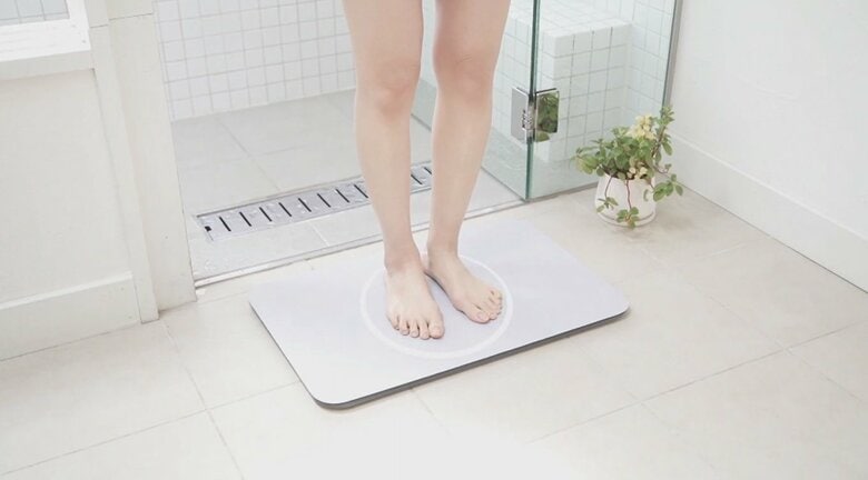 バスマットが体重計に！お風呂上がりに“無意識”に計測しスマホで自動管理するスマートバスマット｜FNNプライムオンライン