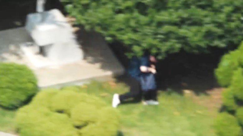 突如総領事館の庭に向かって駆け出す韓国人大学生