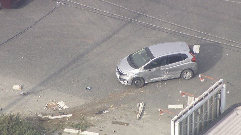 現場には、トレーラーが衝突し、大破した車が10台程度確認できた。