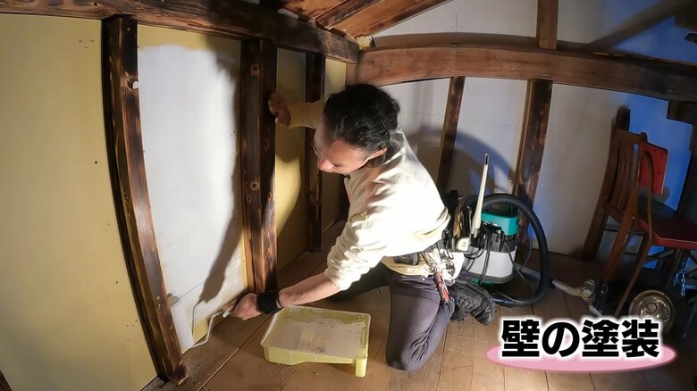 壁の塗装をする刄田さん