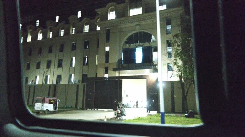 ベトナム国境の田園風景に突如現れる巨大な建物