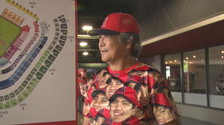 「街なかでは恥ずかしいから上着を羽織ります」と笑う岩崎さん