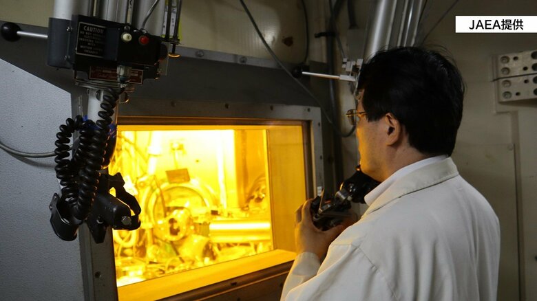 装置を操作する様子（実際の操作ではなく模擬）　提供：JAEA