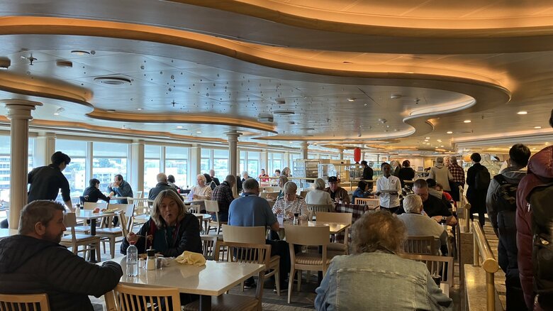 広々空間でビュッフェ