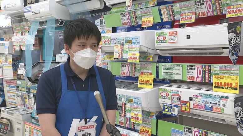 「省エネ家電が人気」と話す、ケーズデンキわさだタウン店　藤田一栄さん
