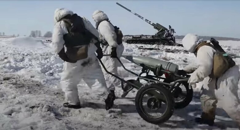 資料:重量100kg超の2S7Mの砲弾は3人がかりで運搬(ロシア国防省公式YouTubeより)