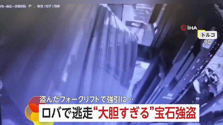 ショーケースを乱暴に押し倒す店内に侵入した1人の人物（9日、トルコの宝石店）