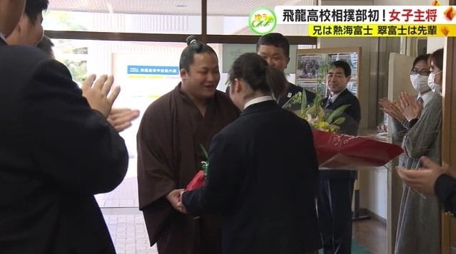 母校に十両昇進を報告する翠富士関（2020年）