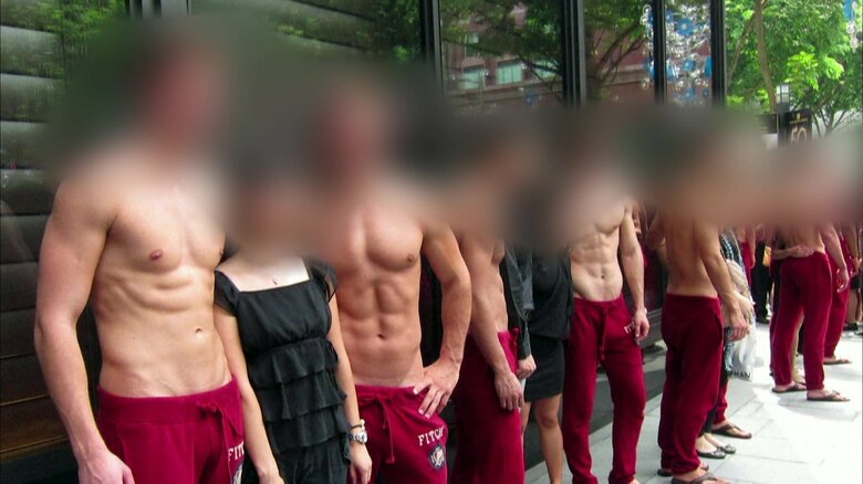 上半身裸のモデルたち