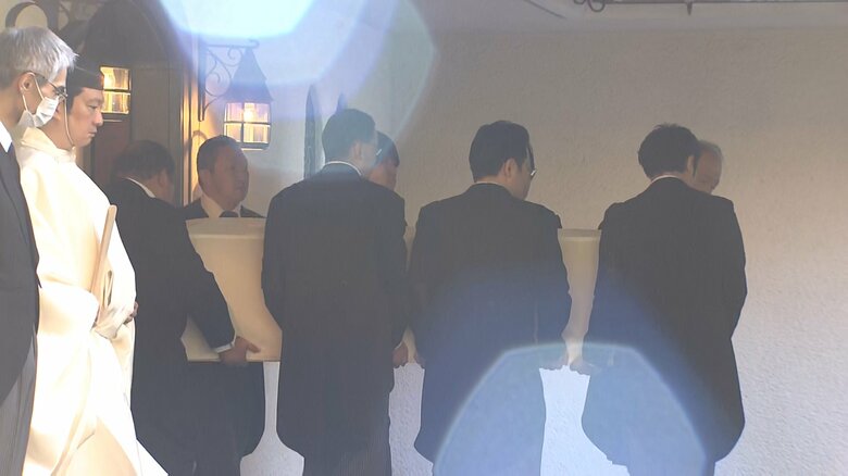 三笠宮邸を出る百合子さまの遺体　11月26日