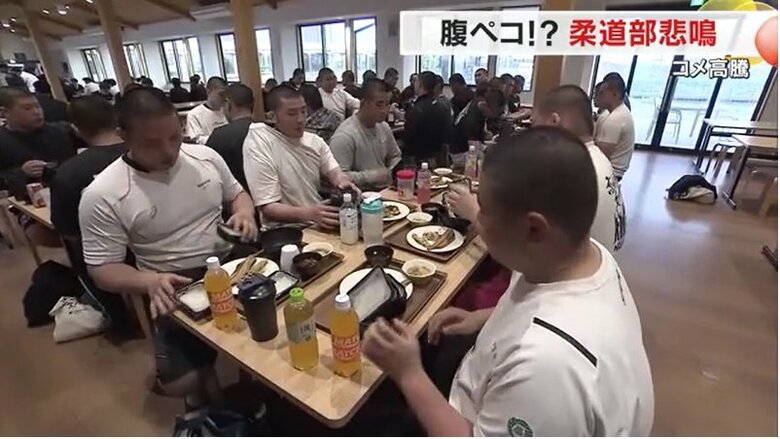 食堂で昼食をとる柔道部員
