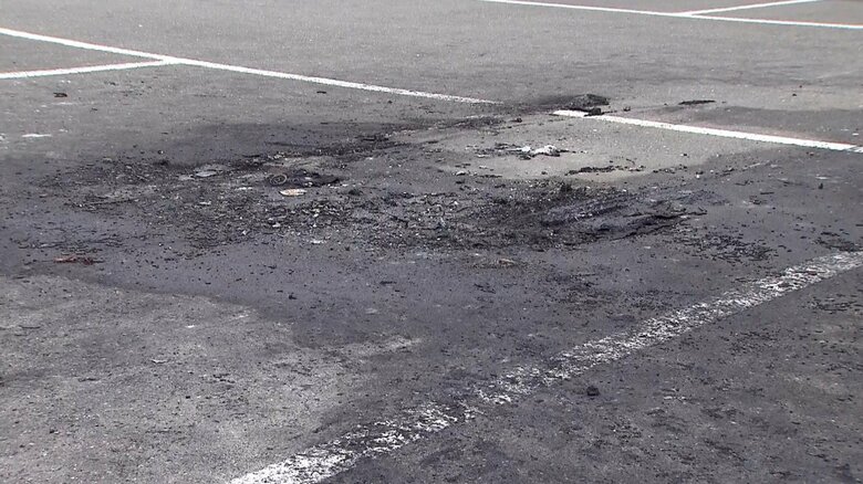現場の駐車場には車両火災の跡が･･･
