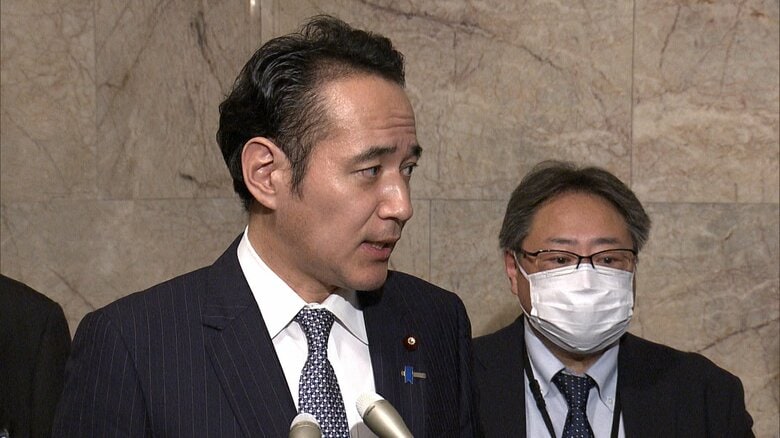 国会内で記者団に説明する簗農水大臣