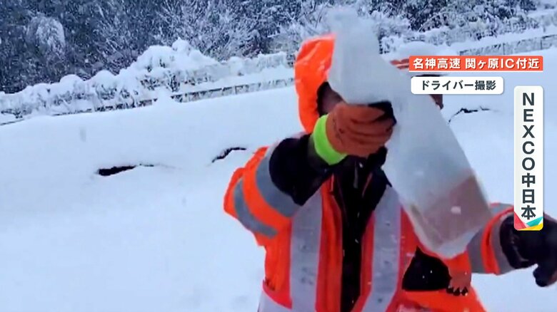 水と食事を配るNEXCO中日本の職員