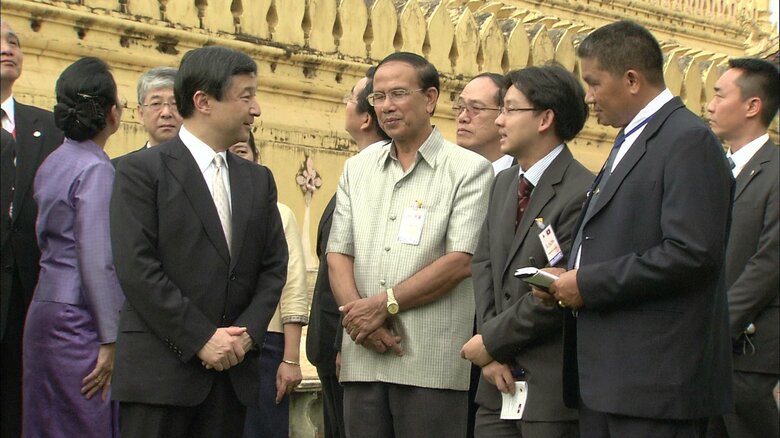 タートルアン寺院の前で説明を受けられる皇太子さま