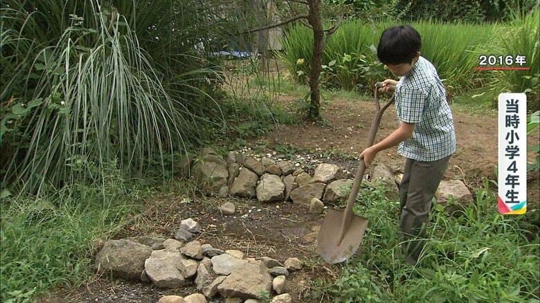水田作りに挑まれる悠仁さま（当時小学4年生）