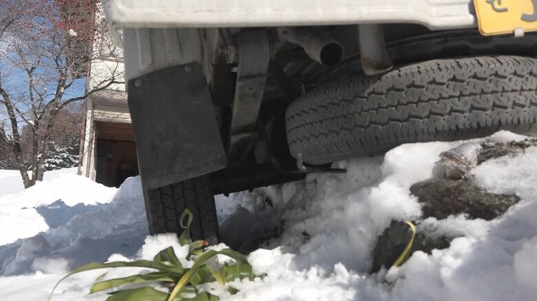 「落輪」した軽トラック（1月15日・長野市）