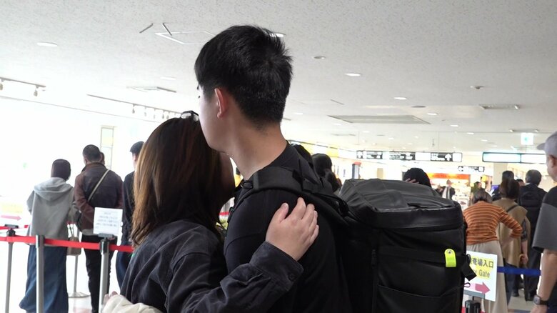 空港は涙と笑顔、励ましの言葉に包まれた