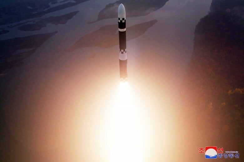 北朝鮮が発射した火星19型（2024年10月　朝鮮中央通信より）