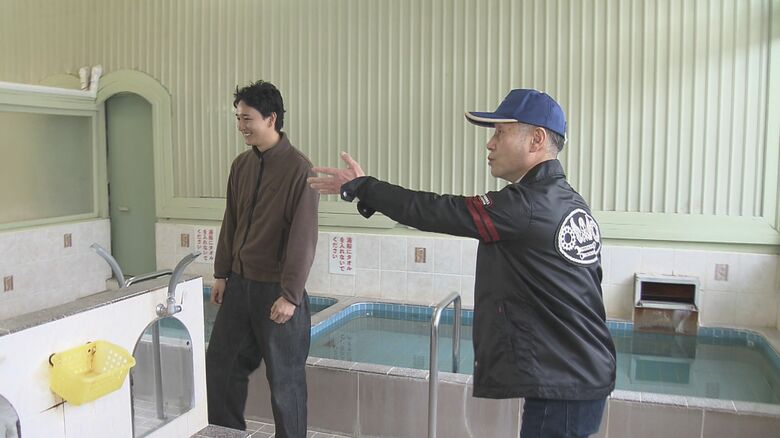 閉業した「桑の湯」をニコニコ温泉・相良政之さん（左）に引き継いでもらうことに決めた「桑の湯」4代目・桑沢弘幸さん（2024年11月27日）
