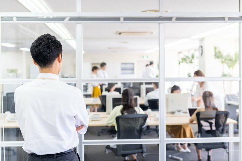 管理職の意識の変化も求められる（画像：イメージ）