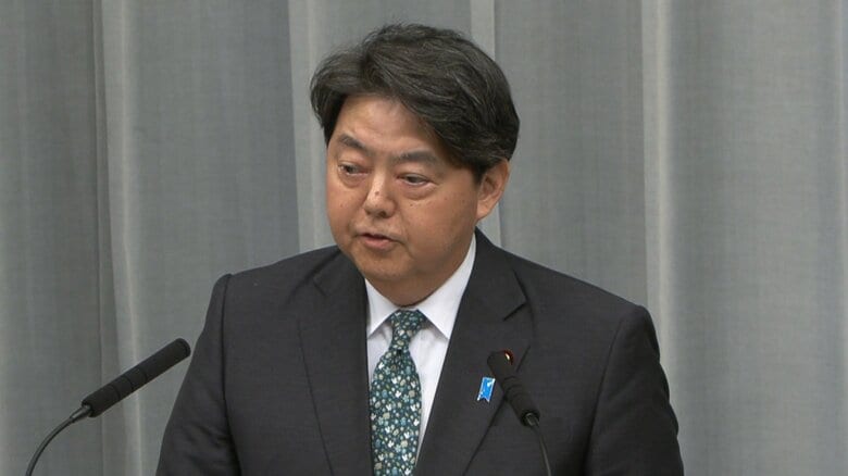 就任会見に臨む林官房長官（14日）