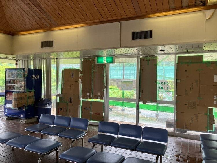 クラブハウスの窓ガラス破壊される