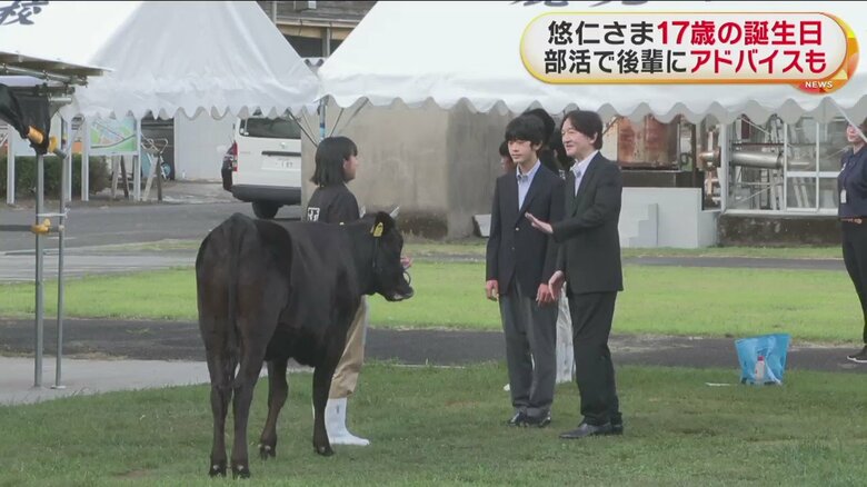 高校の総文祭で、高校生らと交流される悠仁さま（7月）