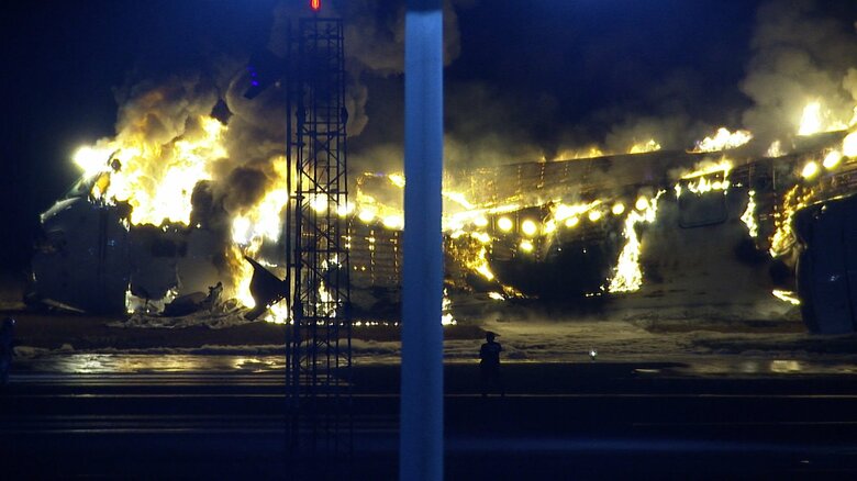羽田空港で炎上する日航機