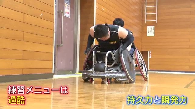 車いすに乗った野村さんを引っ張る