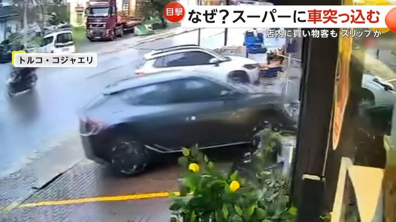 車がスリップし店に突っ込む瞬間②