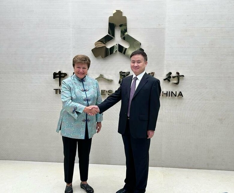 IMF総会前に会談したIMFのゲオルギエバ専務理事と中国の潘人民銀行総裁