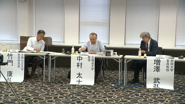 有識者会議の中村座長（真ん中）