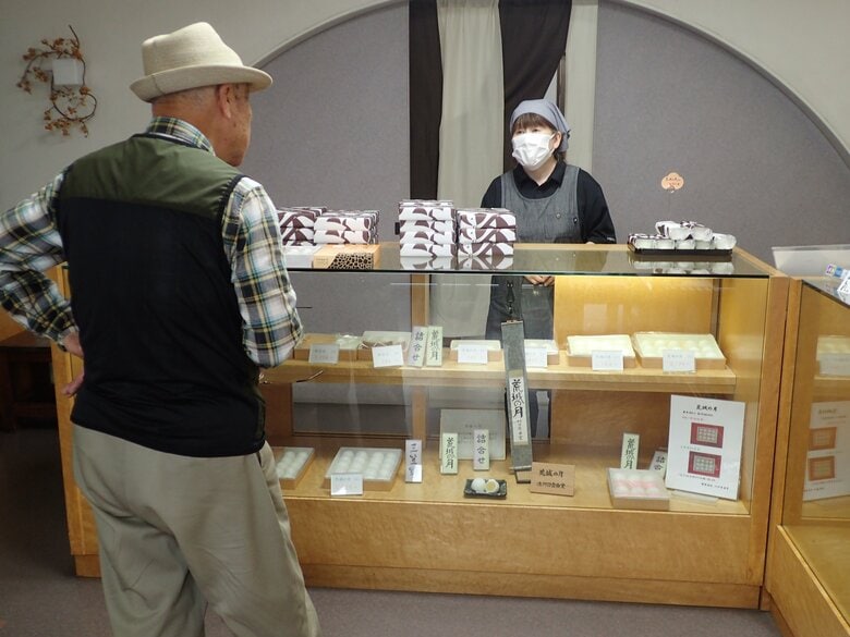 最後の日　続々と店に訪れる客の姿が