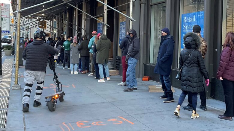 「合法大麻」販売1号店の外には行列