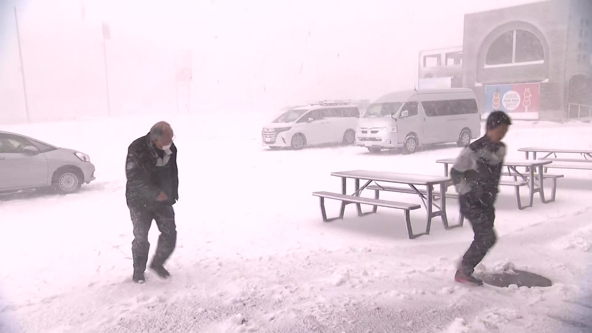 【雪の季節到来】札幌市内の平地も雪景色に 峠は一面の銀世界…カー用品店はタイヤ交換で混雑「30台分全て埋まっている」…11月はタイヤ脱落事故が急増 自分で交換する際の注意点は〈北海道〉